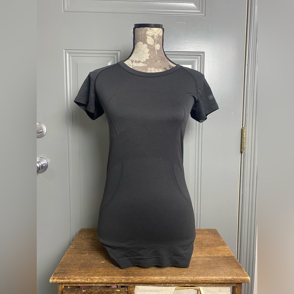 Lululemon Women’s Tee Size 6